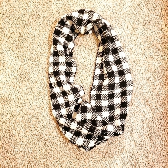 𝅺EXPRESS Infinity Checkered Scarf - Picture 1 of 3